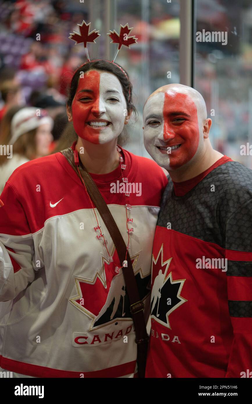 Kanadische Hockeyfans mit fröhlichen Gesichtern posieren für ein Foto beim Women's World Hockey-Meisterschaftsspiel 2023 in Brampton, Ontario, Kanada. Stockfoto