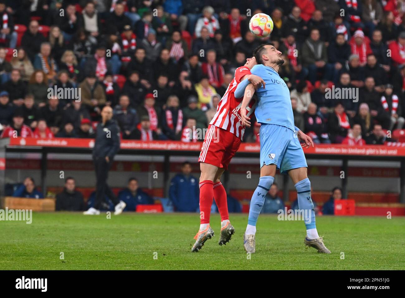 Berlin, Deutschland. 16. April 2023. Berlin, Deutschland. April 16. 2023: Janik Haberer (19) vom 1. FC Union Berlin und Erhan Masovic (4) vom VfL Bochum springen für einen Header während des Spiels Bundesliga - 1. FC Union Berlin gegen VfL Bochum - an der Alten Foersterei. Berlin, Deutschland. (Ryan Sleiman /SPP) Guthaben: SPP Sport Press Photo. Alamy Live News Stockfoto