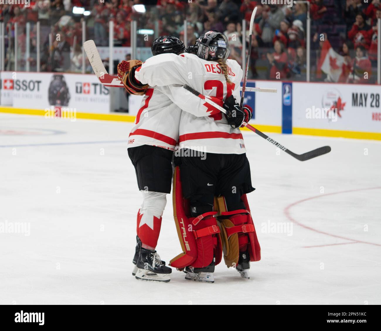 Mannschaftsspieler aus Kanada feiern den Sieg beim Women's World Hockey Championship Game in Brampton, Ontario, Kanada. Halbfinalspiel im CAA Centre. Stockfoto