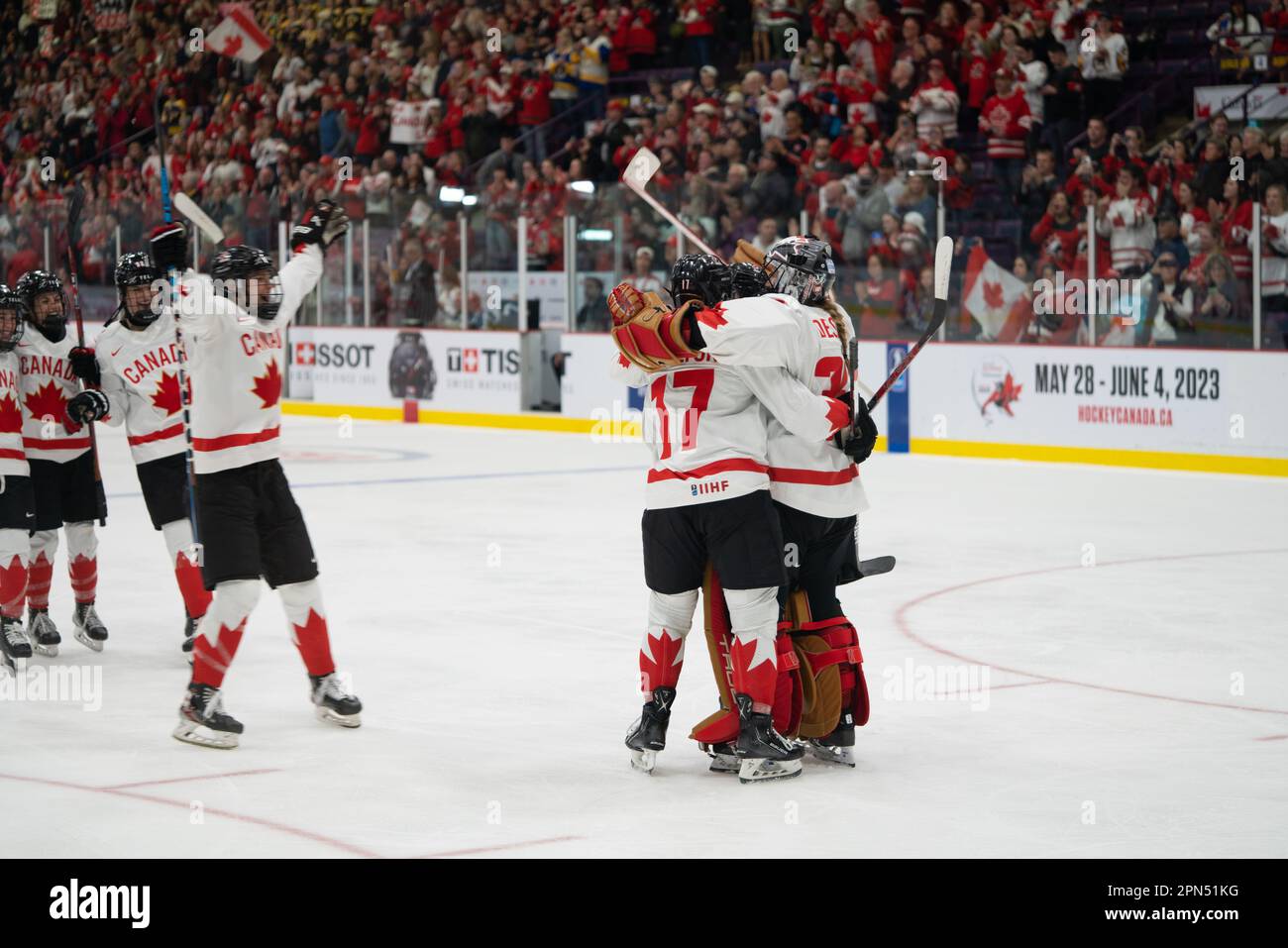 Mannschaftsspieler aus Kanada feiern den Sieg beim Women's World Hockey Championship Game in Brampton, Ontario, Kanada. Halbfinalspiel im CAA Centre. Stockfoto