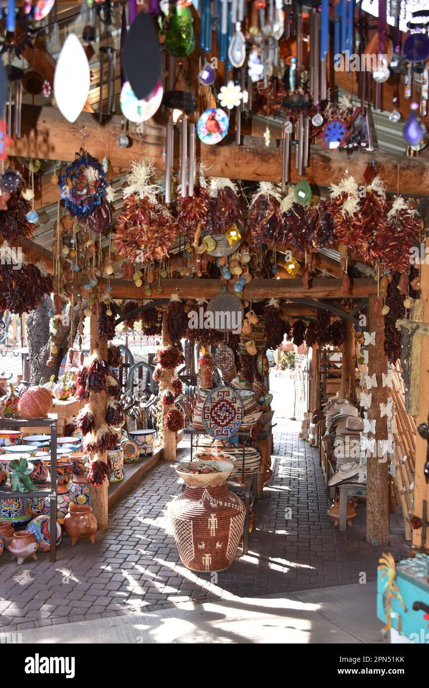 Sedona, AZ USA 1/13/2023. Son Silver West Galerien. Wunderschöne Vintage-Schilder, Kodak, Bob's Big Boy-Zeichen, Windspinner, mexikanische Rasenschmuck, Pfeffer Stockfoto