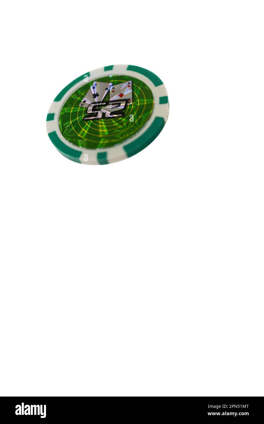 Isolierte grüne Chips für das Casino auf weißem Hintergrund. Bargeld für Spiele wie Poker und Blackjack, Roulette. Wettverein und Glücksspiel, Siegerthema. Kopieren en Stockfoto