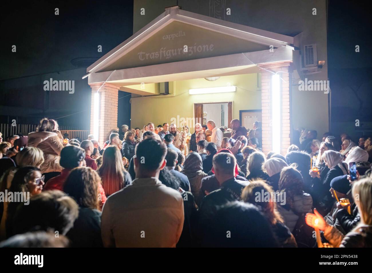 PR. Daniel wandelt unter den Gläubigen, die die Auferstehung Christi verkünden die Gläubigen der 