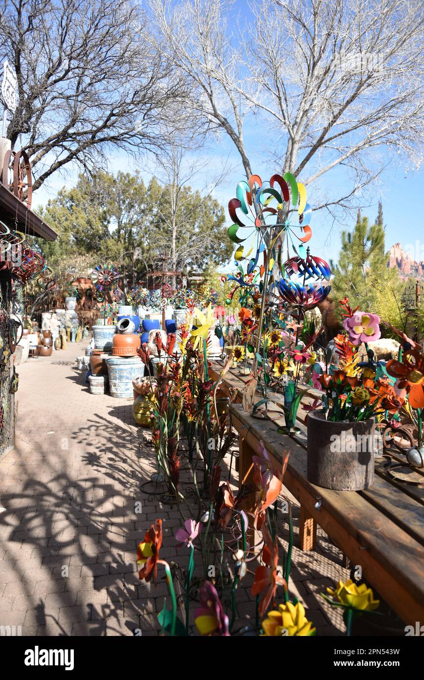 Sedona, AZ USA 1/13/2023. Son Silver West Galerien. Wunderschöne Vintage-Schilder, Kodak, Bob's Big Boy-Zeichen, Windspinner, mexikanische Rasenschmuck, Pfeffer Stockfoto