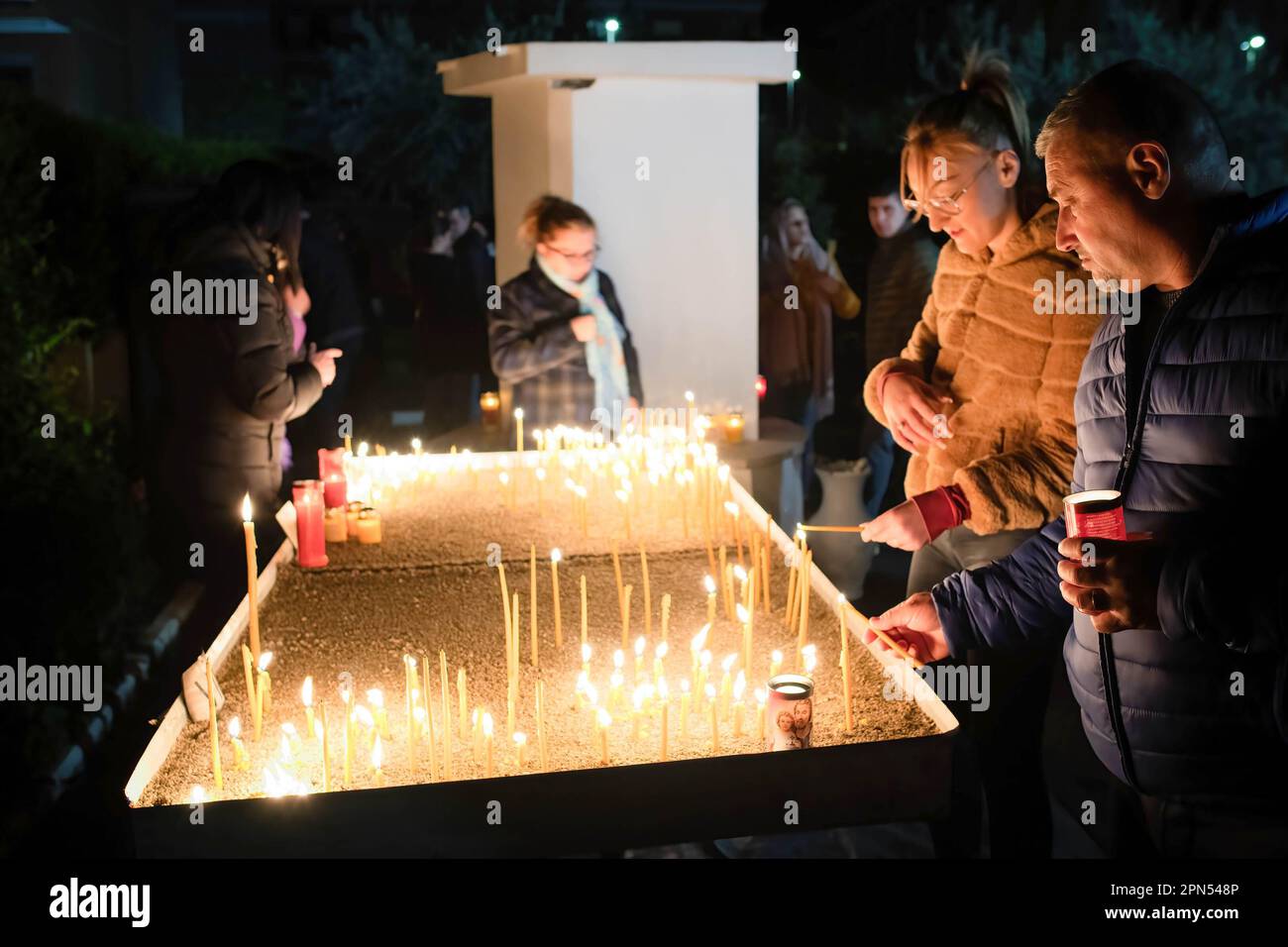 Kerzen leuchten zu Ehren lebender Verwandter und Toter. Die Gläubigen der Gemeinde der Verkündigung, die Kirche, die von Rumänen des orthodoxen Glaubens von Ostia Lido besucht wird, nehmen am Ritual des Heiligen Feuers Teil. Der Ritus des Heiligen Feuers, am heiligen Samstag der Kirchen, die dem julianischen Kalender folgen, auf der Höhe des Ostertriduums für die orthodoxen Gläubigen aus der ganzen Welt, Findet seit mindestens sechs Jahrhunderten auf die gleiche Weise statt und stammt aus der Konstantinskirche im 4. Jahrhundert. Es ist die Andeutung der Flamme, die aus Christi leerem Grab stammt Stockfoto