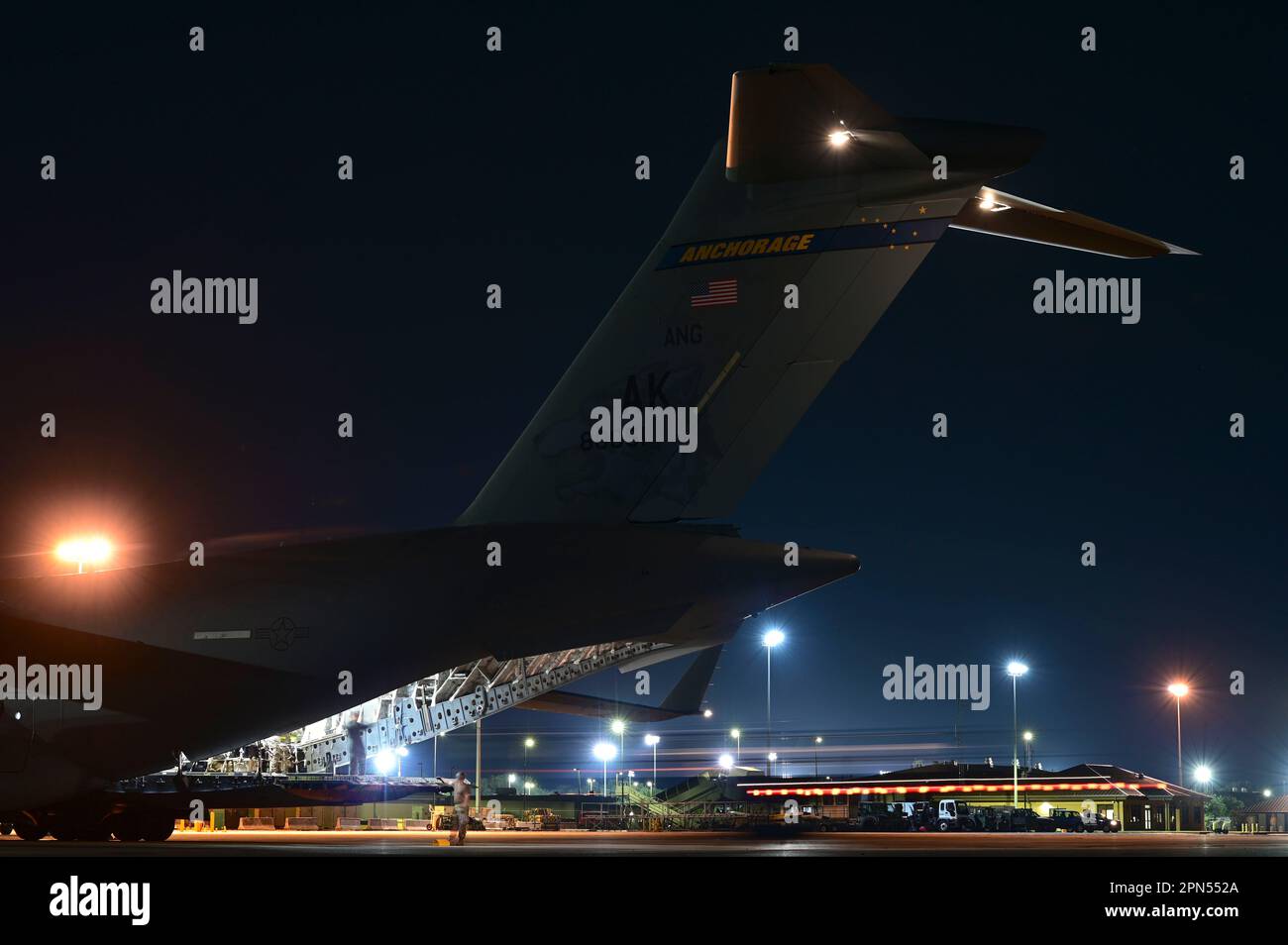 Lufttransporter, die dem 167. Luftschiff zugeteilt sind, und Flugbesatzung, die dem 144. Luftschiff zugeteilt ist, entladen ein 212. Rettungsschwadron Guardian Angel Rib Boot aus einem C-17 Globemaster III im Combat Readiness Training Center, Gulfport, Mississippi, 14. April 2023. Exercise Southern Strike ist eine multinationale Trainingsereignis, die jedes Jahr von der Mississippi National Guard in Gulfport ausgerichtet wird. Sie bietet verteilte Basing Sites und komplexe Szenarien, um das gemeinsame Konzept der agilen Kampfbeschäftigung (Agile Combat Employment, ACE) zu testen und zu validieren. (USA Air Force Photo von Staff Sgt. Ashley Sokolov) Stockfoto