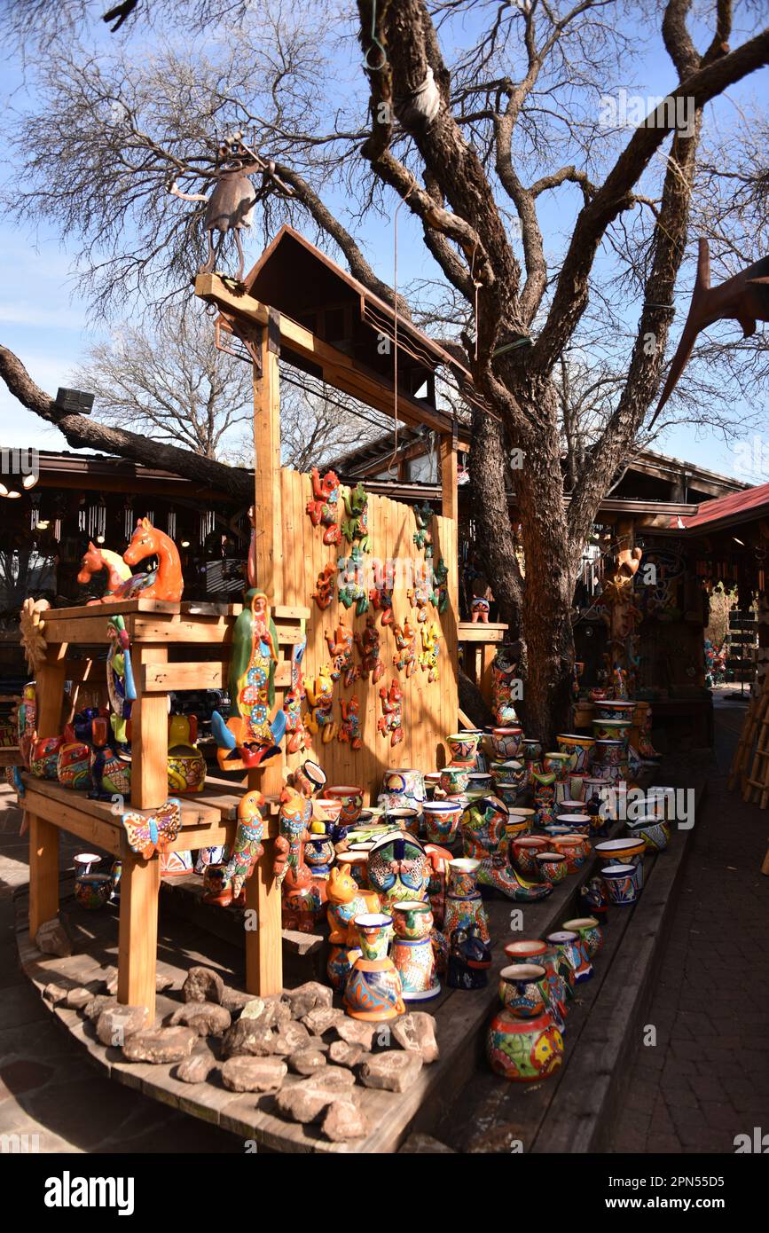 Sedona, AZ USA 1/13/2023. Son Silver West Galerien. Wunderschöne Vintage-Schilder, Kodak, Bob's Big Boy-Zeichen, Windspinner, mexikanische Rasenschmuck, Pfeffer Stockfoto