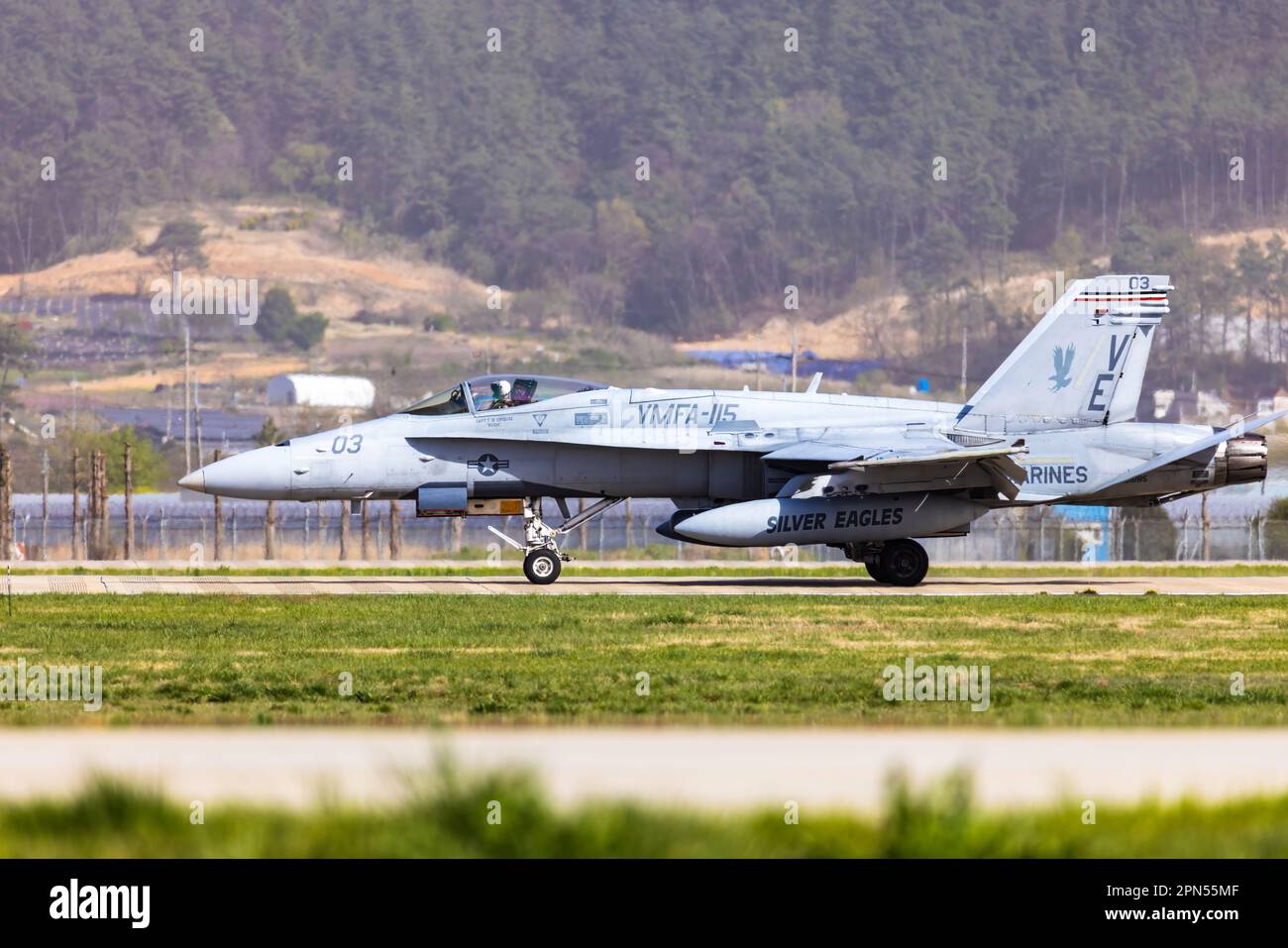 EIN US-AMERIKANISCHER Marine Corps F/18D Hornet Aircraft mit Marine Fighter Attack Squadron 115, Marine Corps Air Station Beaufort, South Carolina, Taxis auf der Landebahn, während des Geschäftsjahres 2023 Korea Flying Training am Gwangju Air Base, Republik Korea, 13. April 2023. KFT 23 ist eine kombinierte Schulungsveranstaltung, die sich auf die taktische Ausführung von Kampfmissionen konzentriert und Teil des jährlichen Routine-Trainingsprogramms der ROK-US-Allianz ist. (USA Marinekorps (Foto: CPL. Raymond Tong) Stockfoto