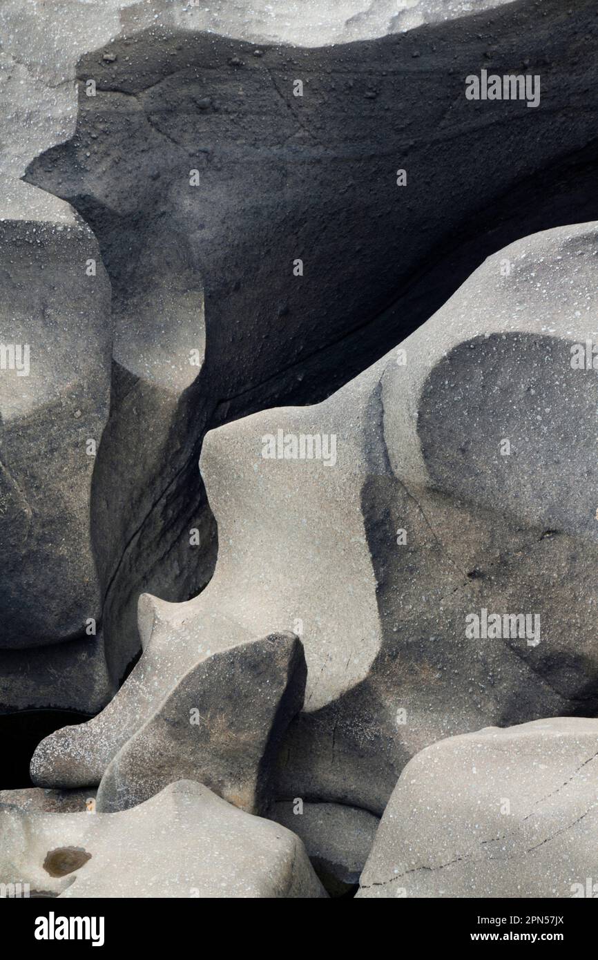 Brasilien, Chapada dos Veadeiros, Vale da Lua: Felsvorsprung von Konglomeraten im Flussbett São Miguel unterliegt der Fluvialerosion durch Karbonatauflösung Stockfoto