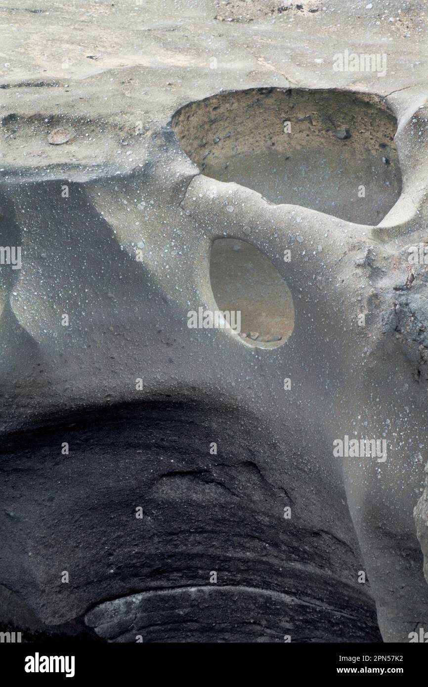 Brasilien, Chapada dos Veadeiros, Vale da Lua: Felsvorsprung von Konglomeraten im Flussbett São Miguel unterliegt der Fluvialerosion durch Karbonatauflösung. Stockfoto