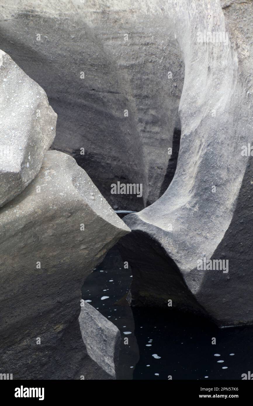 Brasilien, Chapada dos Veadeiros, Vale da Lua: Felsvorsprung von Konglomeraten im Flussbett São Miguel unterliegt der Fluvialerosion durch Karbonatauflösung. Stockfoto