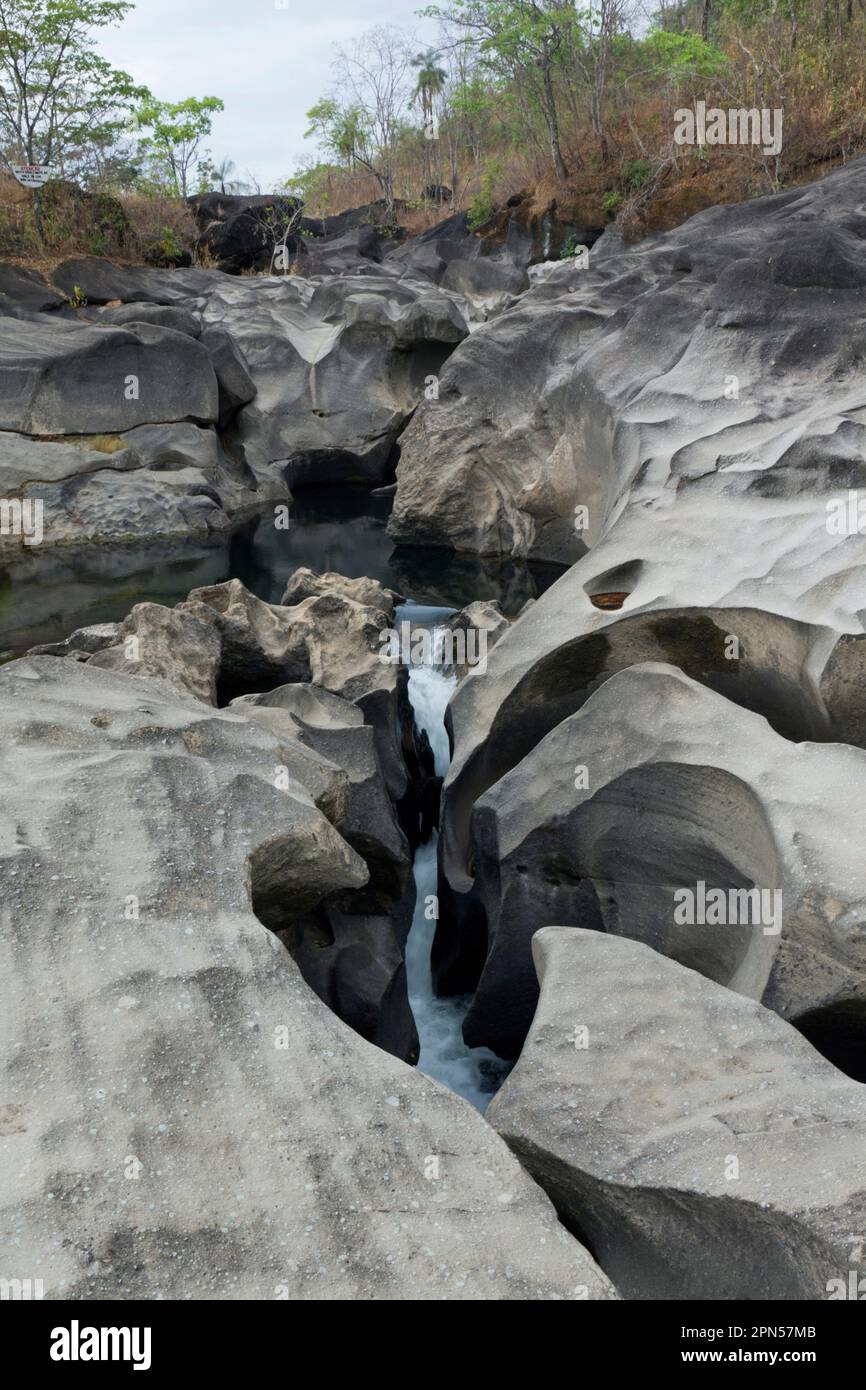 Brasilien, Chapada dos Veadeiros, Vale da Lua: Felsvorsprung von Konglomeraten im Flussbett São Miguel unterliegt der Fluvialerosion durch Karbonatauflösung. Stockfoto