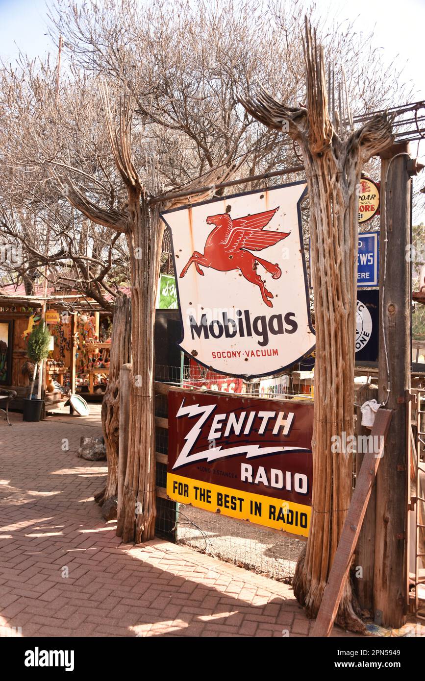 Sedona, AZ USA 1/13/2023. Son Silver West Galerien. Wunderschöne Vintage-Schilder, Kodak, Bob's Big Boy-Zeichen, Windspinner, mexikanische Rasenschmuck, Pfeffer Stockfoto