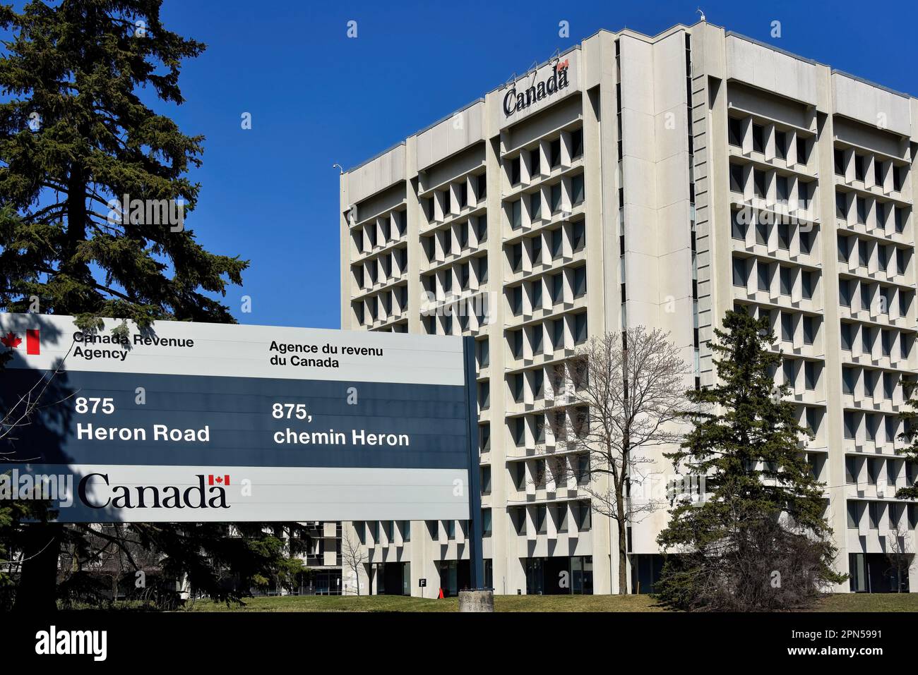 Ottawa, Kanada - 15. April 2023: Taxation Data Centre Complex der Canada Revenue Agency auf der Heron Road in Ottawa. Die Ratingagentur ist die Einnahmendienstleistung Stockfoto