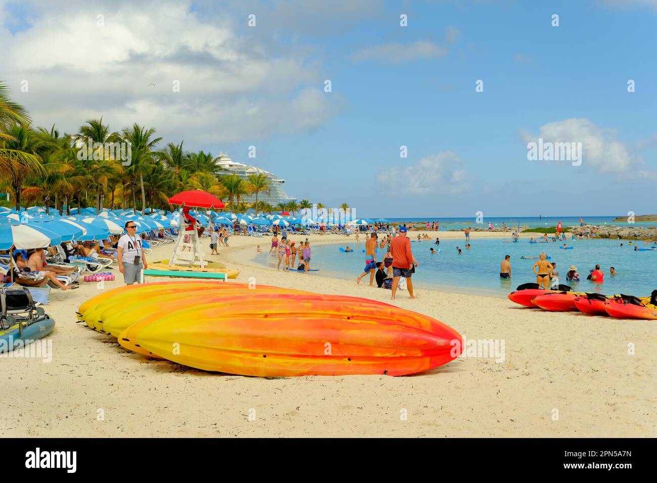 COCOCAY, BAHAMAS - 10. Februar 2023: CocoCay ist eine der Beereninseln, eine Sammlung bahamaischer Cays und wird von Royal Caribbean Gr für den Tourismus genutzt Stockfoto