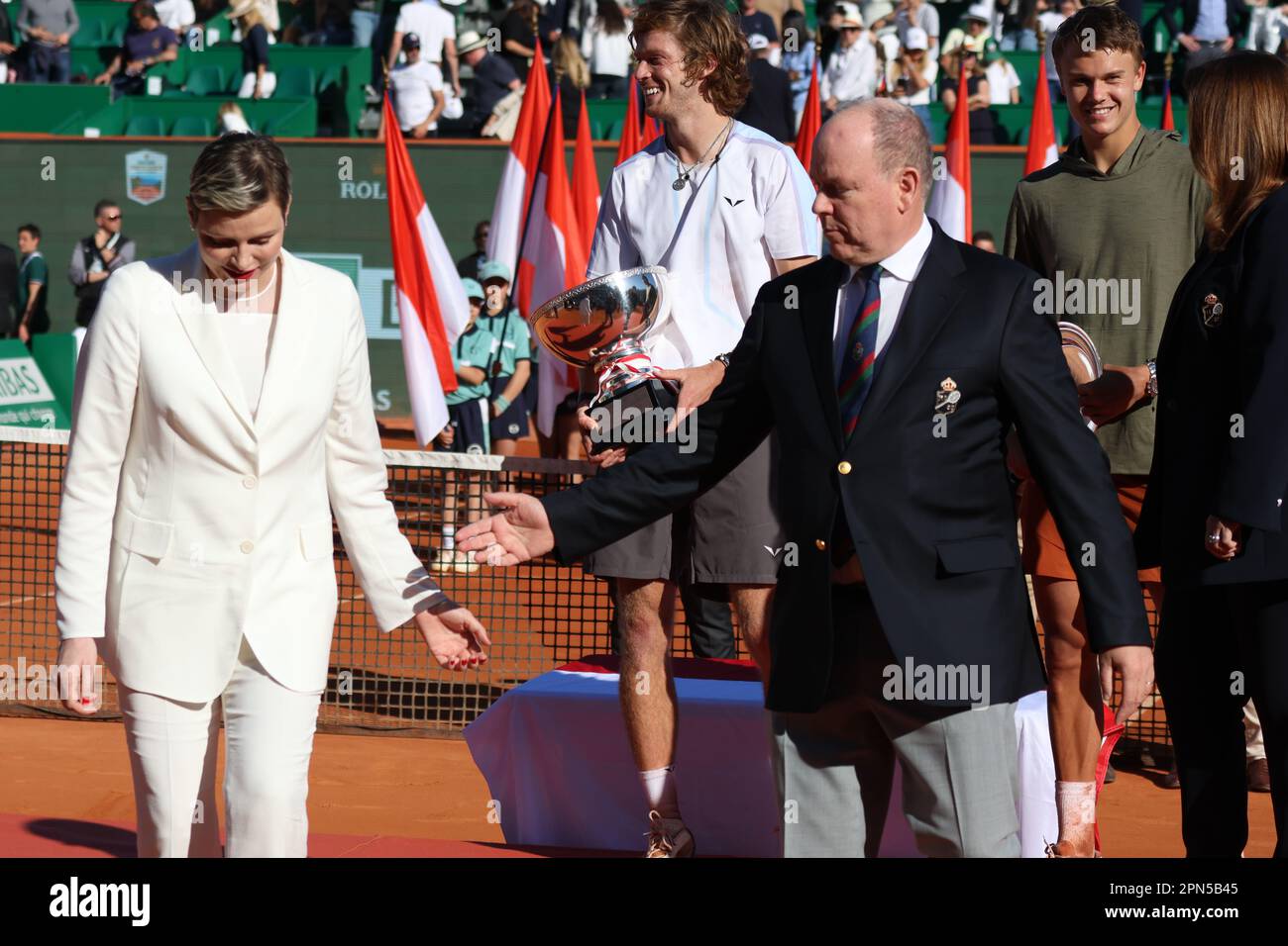 Monaco, Monaco. 16. April 2023. MONACO, Monte Carlo auf der 16. April 2023; die königliche Familie auf dem Tennisplatz und die Siegeszeremonie für Andrey RUBLEV, Prinzessin Charlene, Prinz ALBERT II. Bei der Präsentation der Trophäe an den Turniergewinner Andrey Rublev, finaler Open Rolex Master 1000 Monte Carlo April 16 2023. Bild und Copyright Thierry CARPICO/ATP images (CARPICO Thierry/ATP/SPP). Guthaben: SPP Sport Press Photo. Alamy Live News Stockfoto