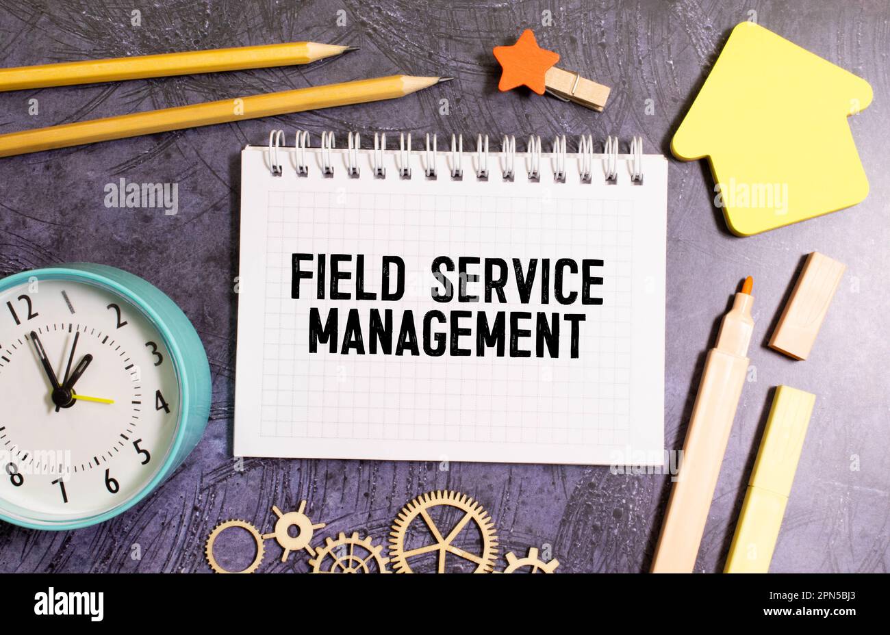 FSM Field Service Management – Draufsicht eines Stücks zerrissenes Papier mit Text. Stockfoto