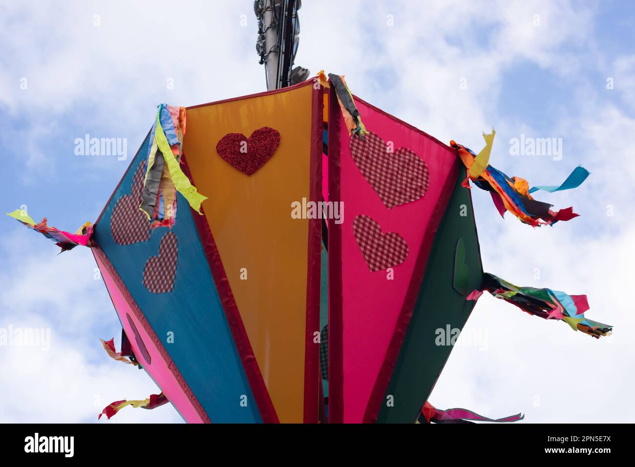 Salvador, Bahia, Brasilien - 16. Juni 2022: Farbenfrohe dekorative Ballons sind in den Verzierungen der Festivals von Sao Joao in Pelourinho, Histo zu sehen Stockfoto