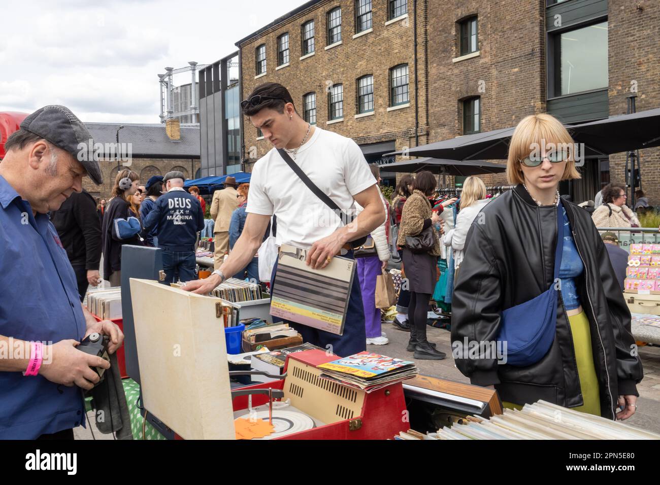 London UK - April 15 2023: Classic Car Boot Sale by Vintage. Retro-Festival. Leute, die alte Kleidung, Schmuck, Haushaltswaren in ihrer Klasse verkaufen Stockfoto
