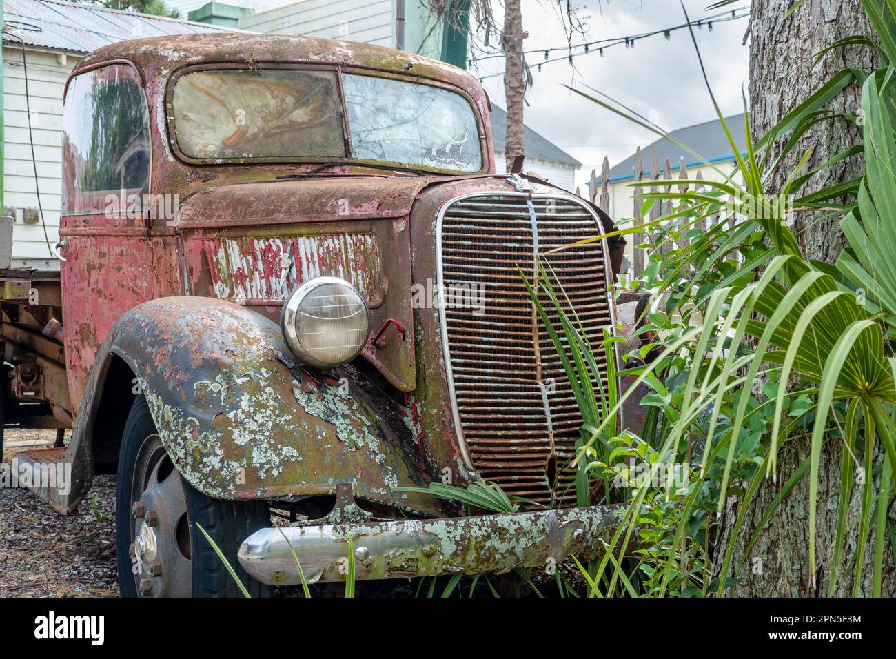KENNER, LA, USA - 31. MÄRZ 2023: Vorderseite des verrosteten und abgenutzten 1937 Ford Model 85 auf dem Gelände des Heritage Park Stockfoto