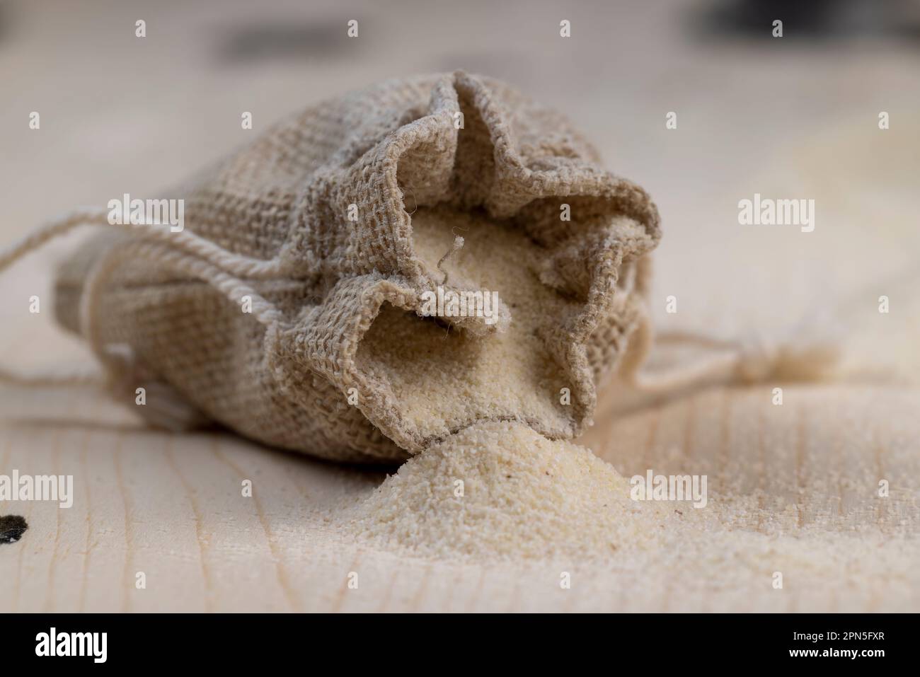 Grieß in einen Baumwollbeutel gegossen, fertig zum Kochen, einfacher Grieß mittlerer Qualität in einem Stoffbeutel Stockfoto