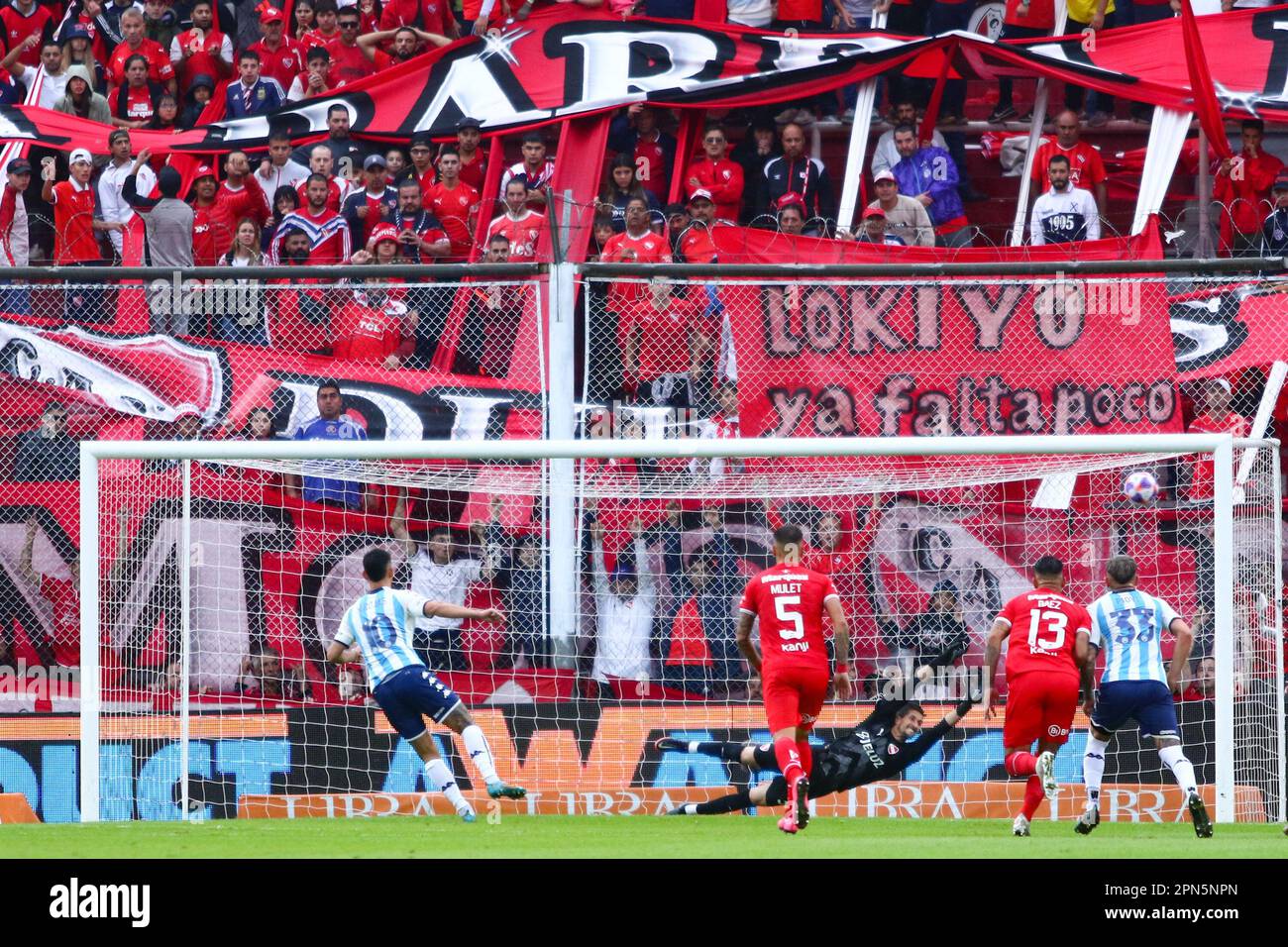 Buenos Aires, Argentinien. 16. Februar 2023. Matías Rojas vom Racing Club trifft mit dem Elfmeterball während eines Derbys mit Indpendiente für die 12. Runde des argentinischen Liga Profesional de Fútbol Binance Cup im Libertadores-Stadion ( Kredit: Néstor J. Beremblum/Alamy Live News Stockfoto