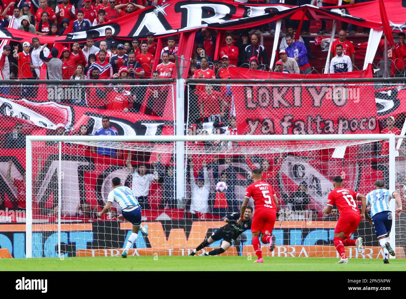 Buenos Aires, Argentinien. 16. Februar 2023. Matías Rojas vom Racing Club trifft mit dem Elfmeterball während eines Derbys mit Indpendiente für die 12. Runde des argentinischen Liga Profesional de Fútbol Binance Cup im Libertadores-Stadion ( Kredit: Néstor J. Beremblum/Alamy Live News Stockfoto