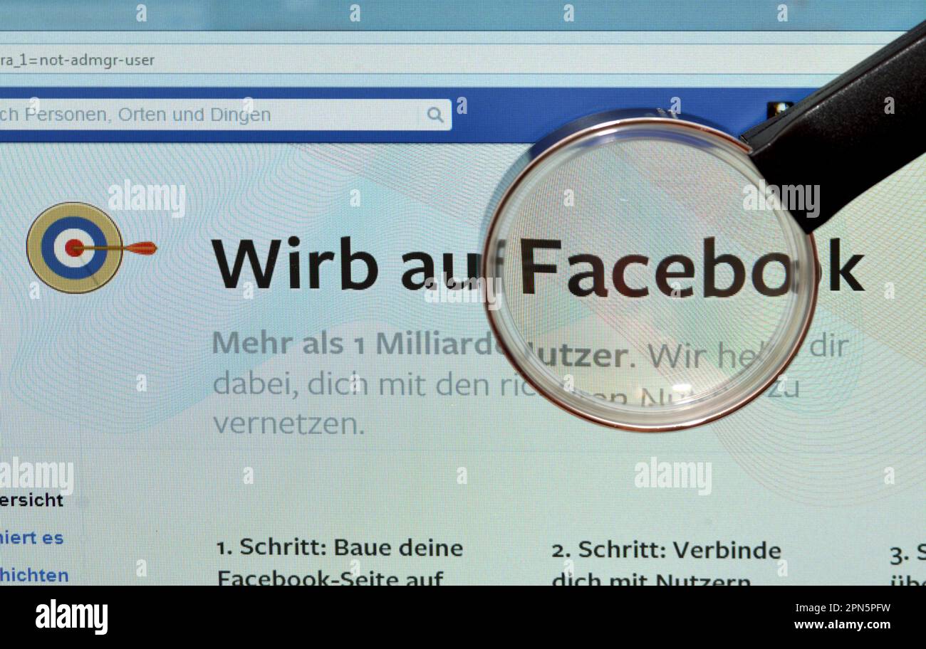 Facebook, Homepage, Werbung, Bildschirm, Lupe Stockfoto