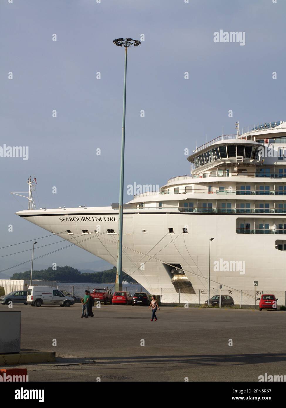Seabourn Encore Kreuzfahrtschiff im Hafen von Korfu, Kerkyra, Griechenland Stockfoto