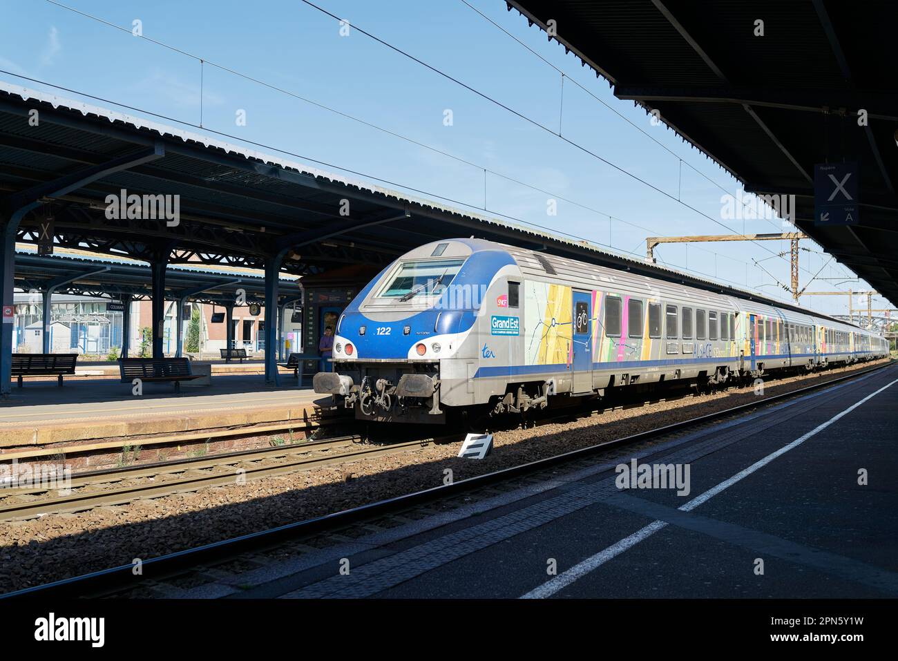 Beliebt bei Touristen Regionalzug des Eisenbahnunternehmens SNCF von Colmar nach Straßburg in Frankreich am Bahnhof Colmar Stockfoto