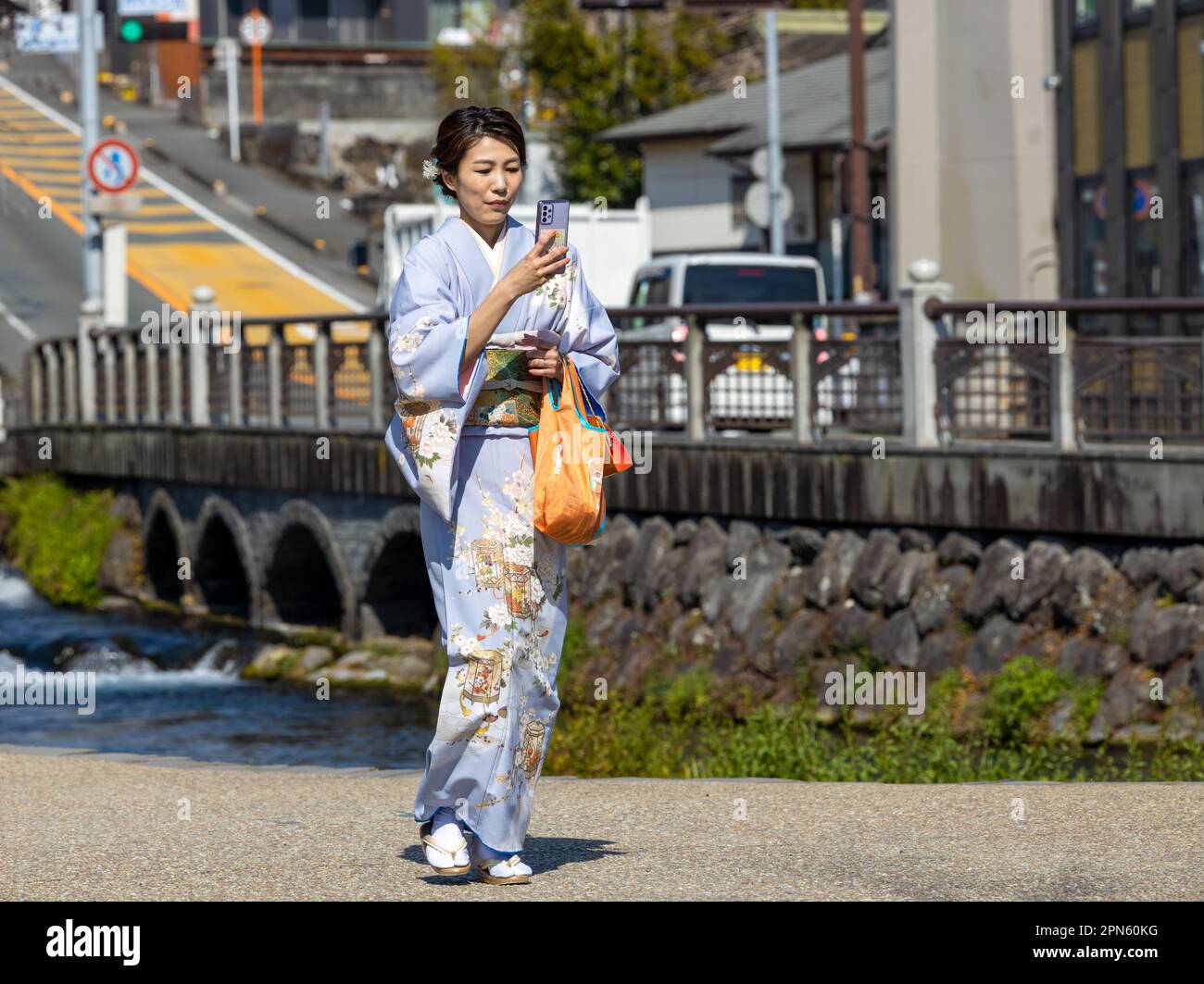 Fujinomiya-Stadt, Japan - 22. März 2023: Menschen, die die Sakura-Blüten im Fujisan Hongu Sengen Taisha-Schrein genießen. Stockfoto