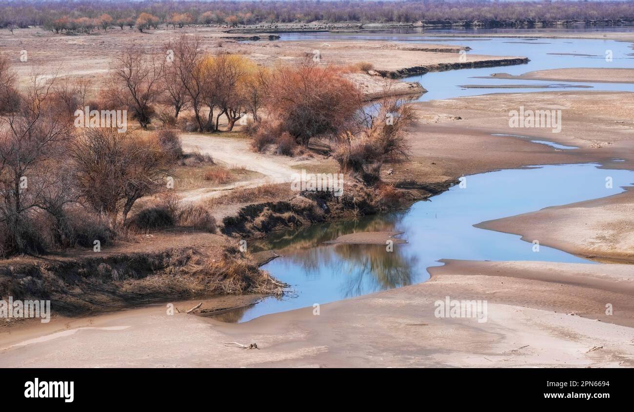 Der Fluss Ili in Kasachstan, im frühen Frühjahr, bevor er in den Balkansee fließt Stockfoto