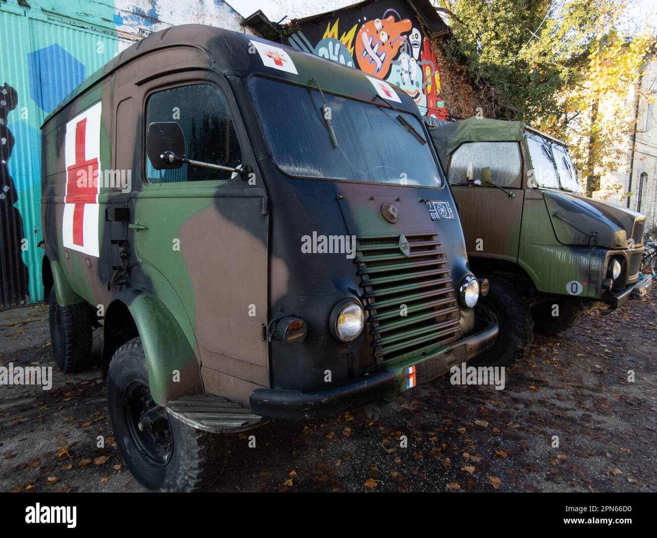 Bordeaux , Aquitaine Frankreich - 04 10 2023 : renault französischer Militärwagen rotes Kreuz Logo auf dem seitlichen Transporter in Tarnfarbe trm Stockfoto