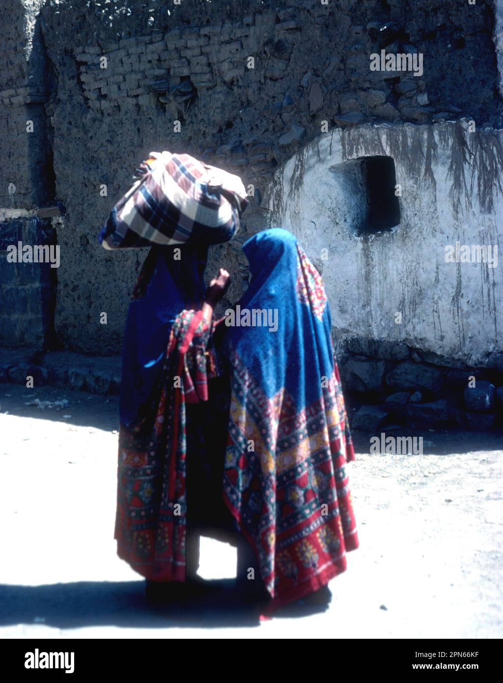 Zwei Frauen in traditionellen Kleidertauschnachrichten in einer Straße in Sana'a, Hauptstadt von Nordjemen, 1980 Stockfoto