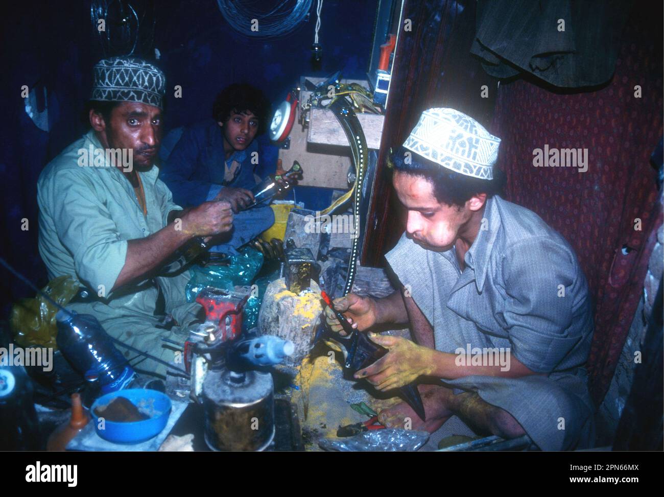 Zwei Männer, die traditionelle Djambias in Sana'a Jemen herstellen, 1980 Stockfoto