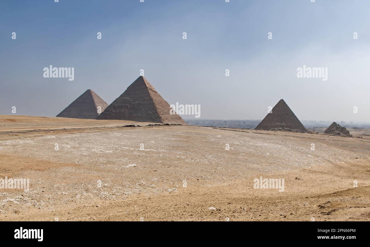Landschaft der wichtigsten Pyramiden auf dem Gizeh-Plateau. Pyramiden von Khufu (Cheops), Chephren (Chephren) und Menkaure (Mycerinus). Ägypten Stockfoto