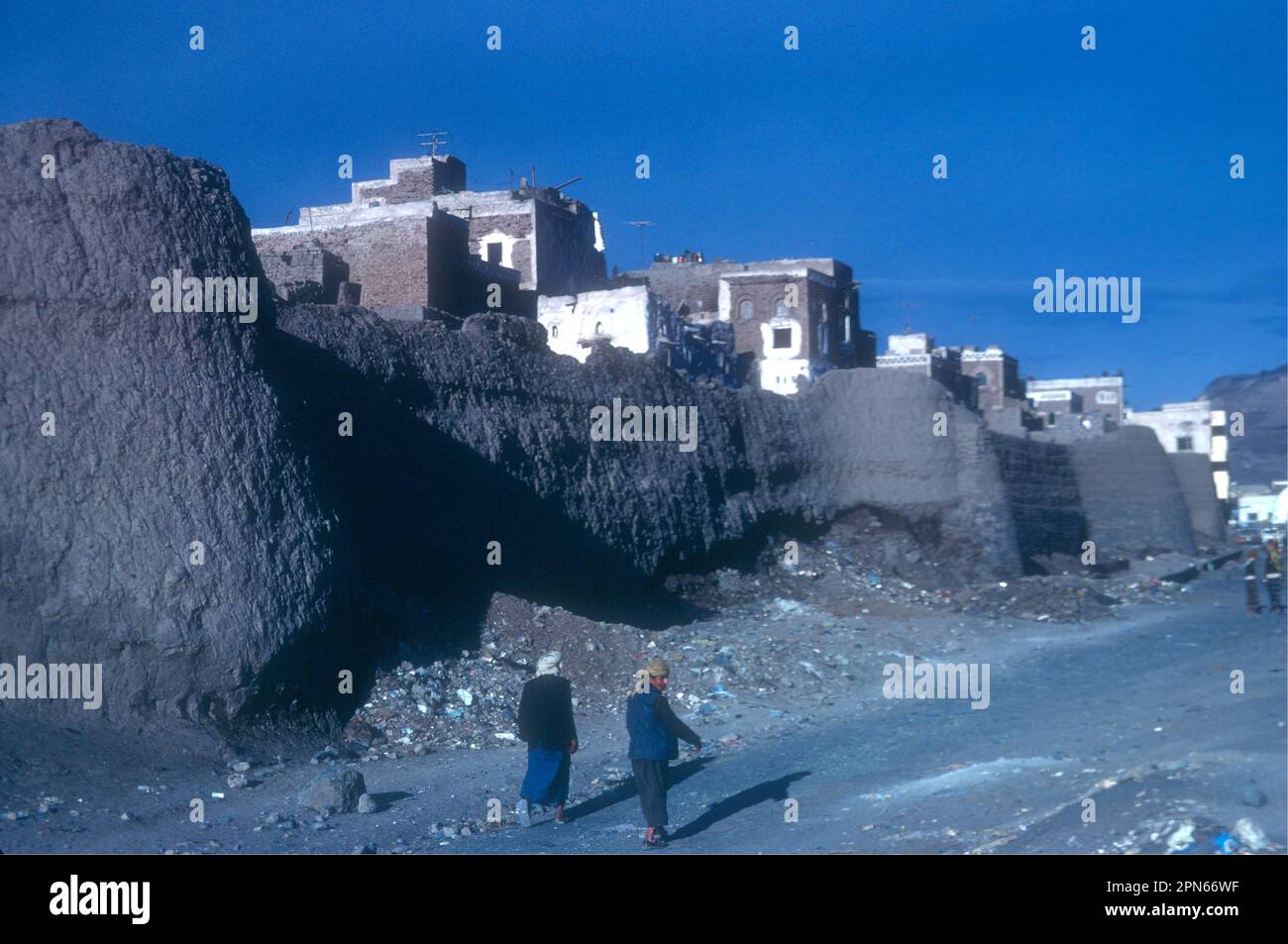 Ursprüngliche Schlammmauer rund um Sana'a, Jemen 1980 Stockfoto