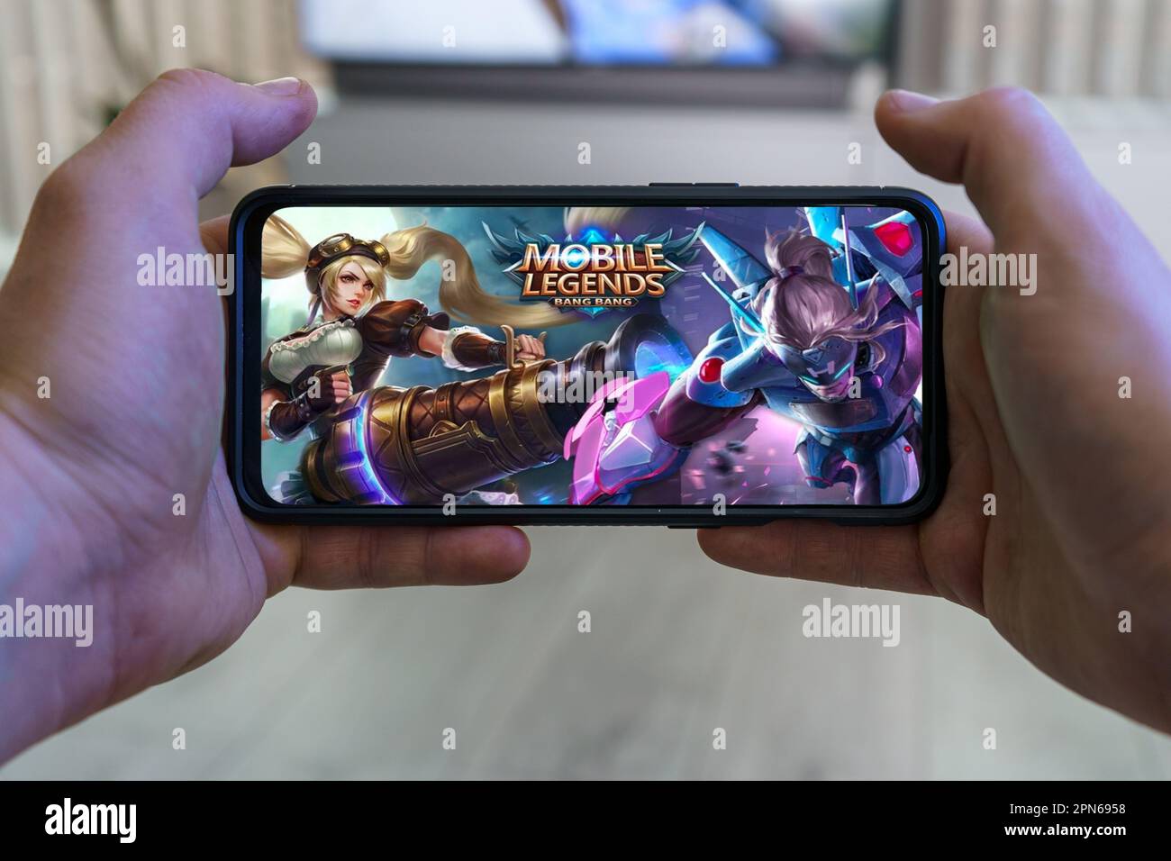 Mobile Legends spielen: bang Bang Mobile Game. Point-of-View-Gaming auf dem Smartphone Stockfoto