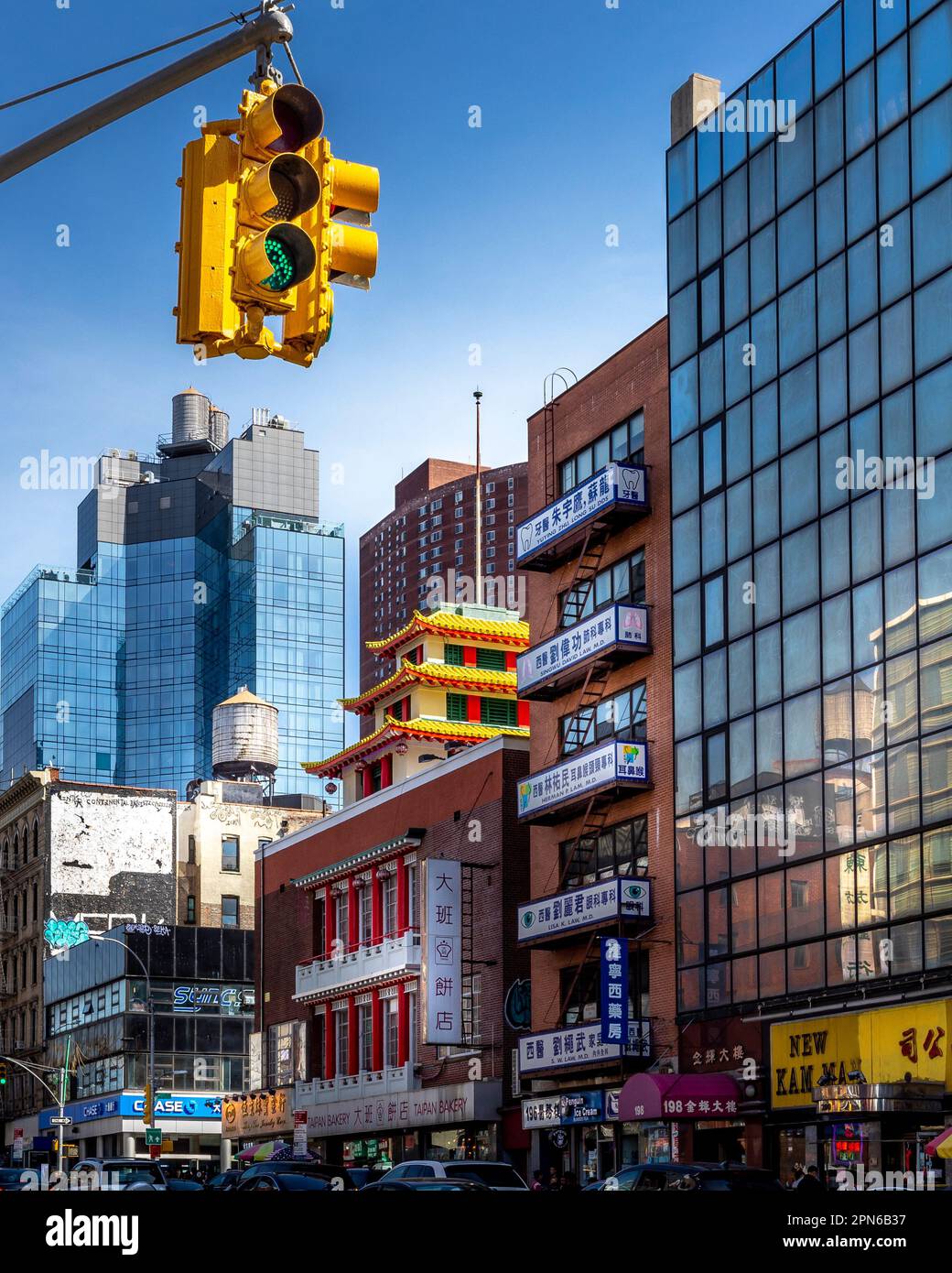 New York, USA - 23. April 2022: Chinatown in Manhattan in New York. Die Metropolregion New York hat die größte ethnische chinesische Bevölkerung außerhalb von O. Stockfoto