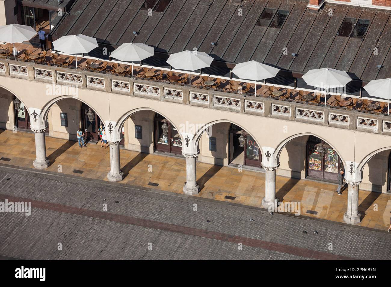 Kolonnade der Renaissance Tuchhalle (Polnisch: Sukiennice) in der polnischen Altstadt von Krakau. Stockfoto
