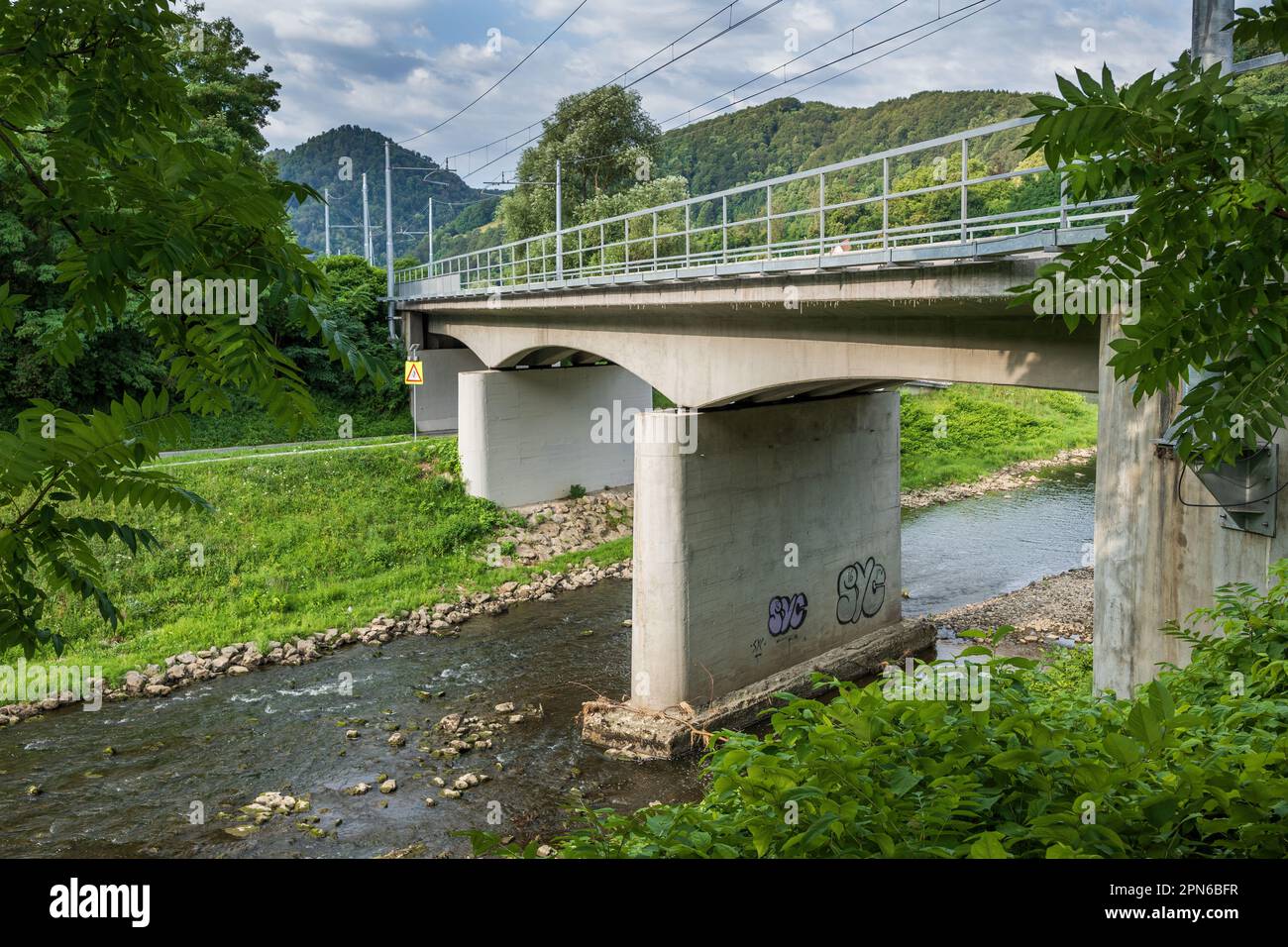 Eisenbahnbrücke über den Fluss Voglajna in Celje, Slowenien. Stockfoto