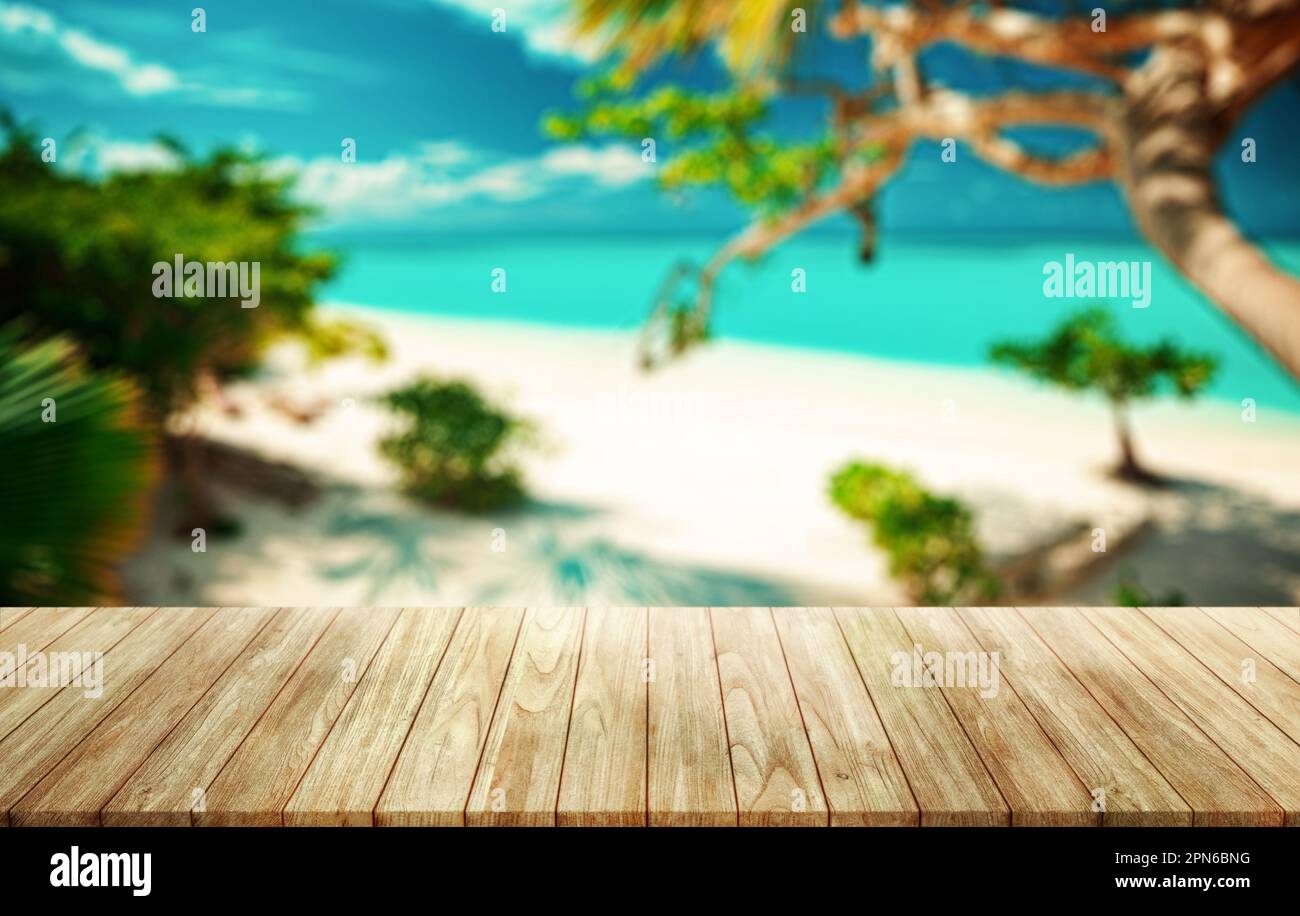 Leerer Holztisch am Strand mit verschwommenem Hintergrund. Assembly, Product Display. Stockfoto