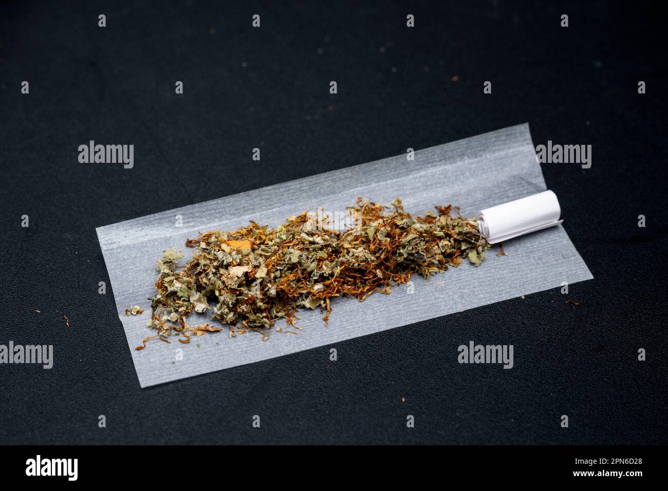 Berlin, Deutschland. 15. April 2023. Für einen Joint wird eine Mischung aus Tabak und Cannabis hergestellt. Das Konzept der Ampelkoalition sieht vor, dass in Deutschland der Besitz von maximal 25 Gramm Cannabis und der Eigenanbau von maximal drei Pflanzen künftig von der Bestrafung ausgenommen werden sollten. Kredit: Hannes P. Albert/dpa/Alamy Live News Stockfoto