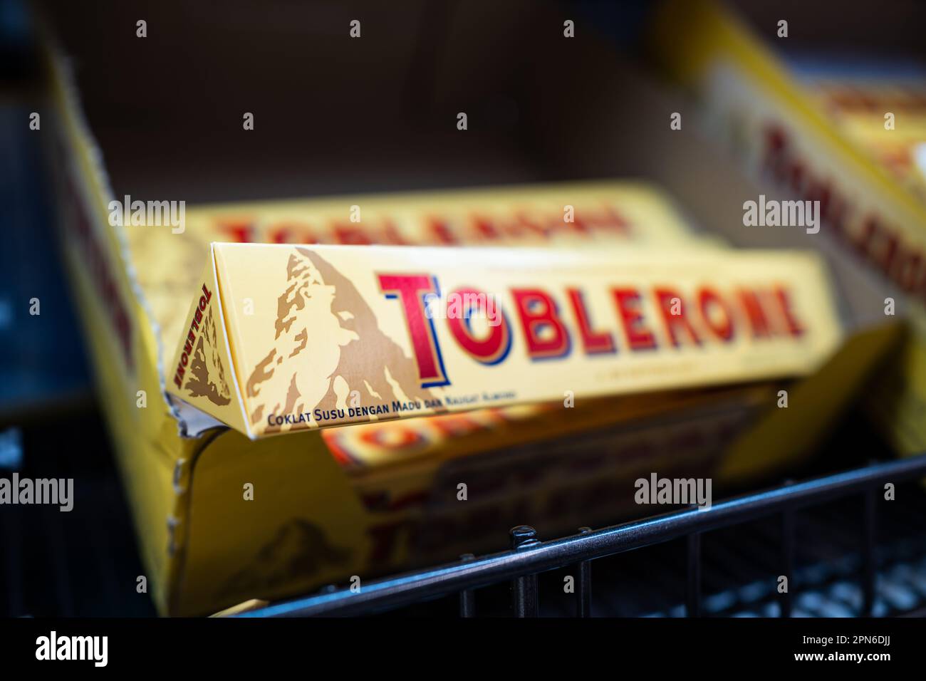 Bangkok, Thailand - 18. März 2023: Das Schweizer Matterhorn-Berglogo auf Toblerone-Schokoladenverpackungen. Stockfoto