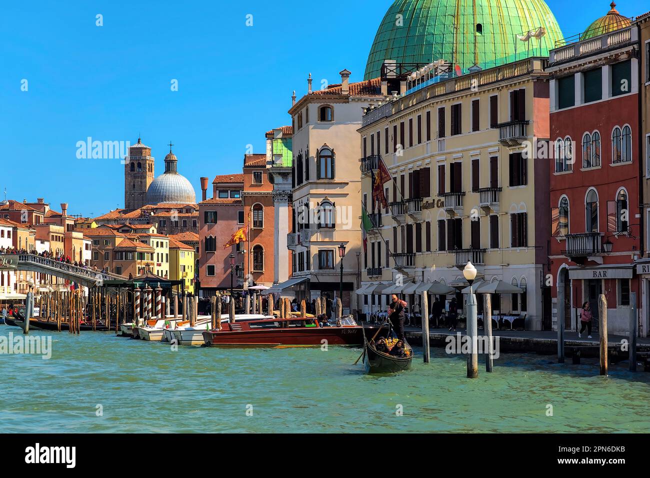 Alte historische Gebäude entlang des Canale Grande mit Booten und Gondeln in Venedig, Italien. Stockfoto