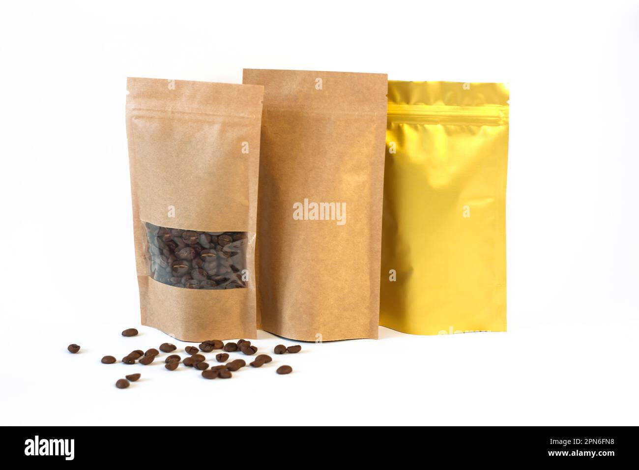 Braunes Kraftpapier und Beutel aus goldener metallisierter Folie, Vorderansicht isoliert auf weißem Hintergrund. Verpackungen für Lebensmittel und Waren, Modelle. Packt mit Stockfoto