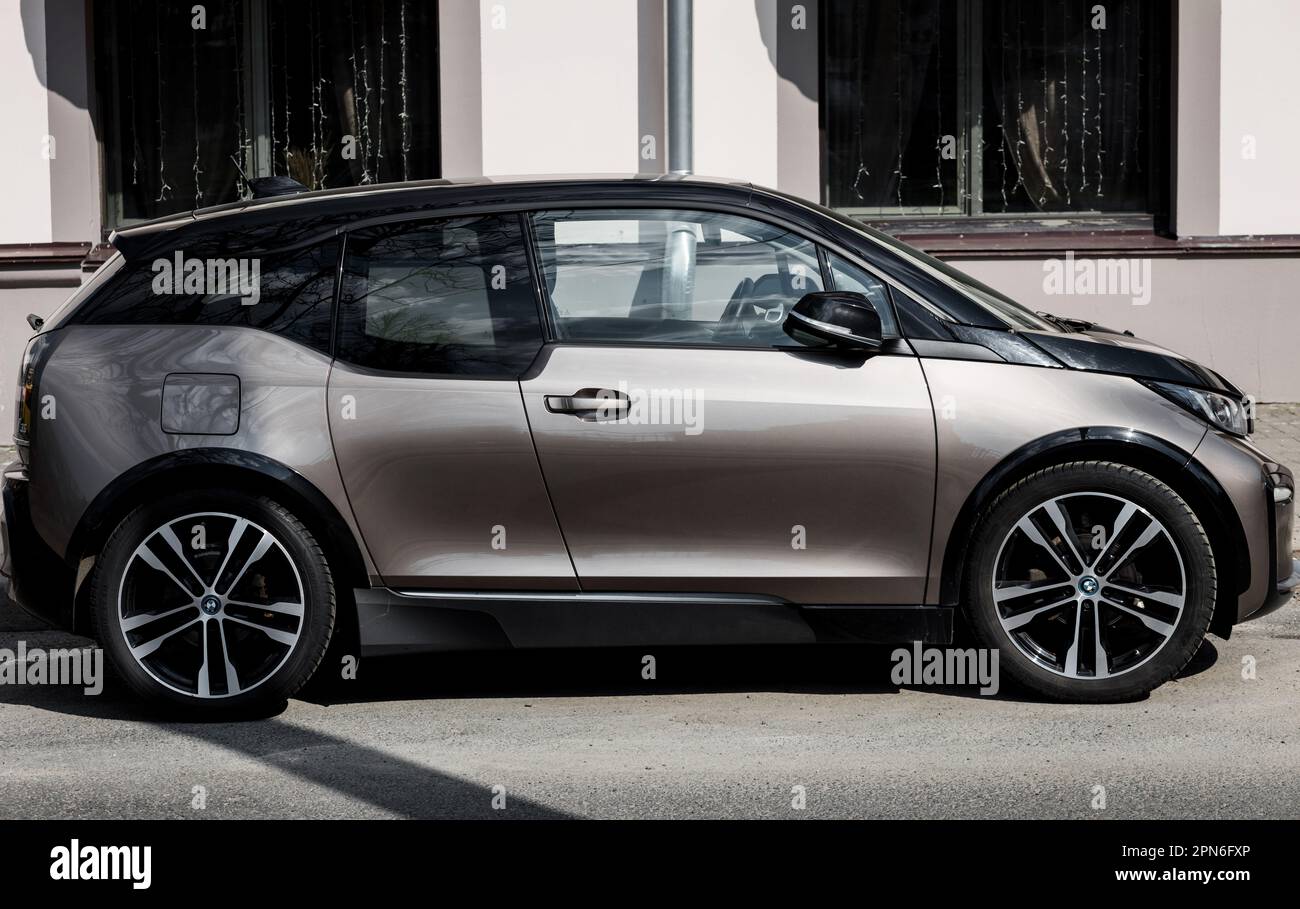 Minsk, Belarus, April 2023 - Seitenansicht des BMW i3 Elektroautos. BMW mit elektrischem Antriebsstrang und Hinterradantrieb. Stockfoto