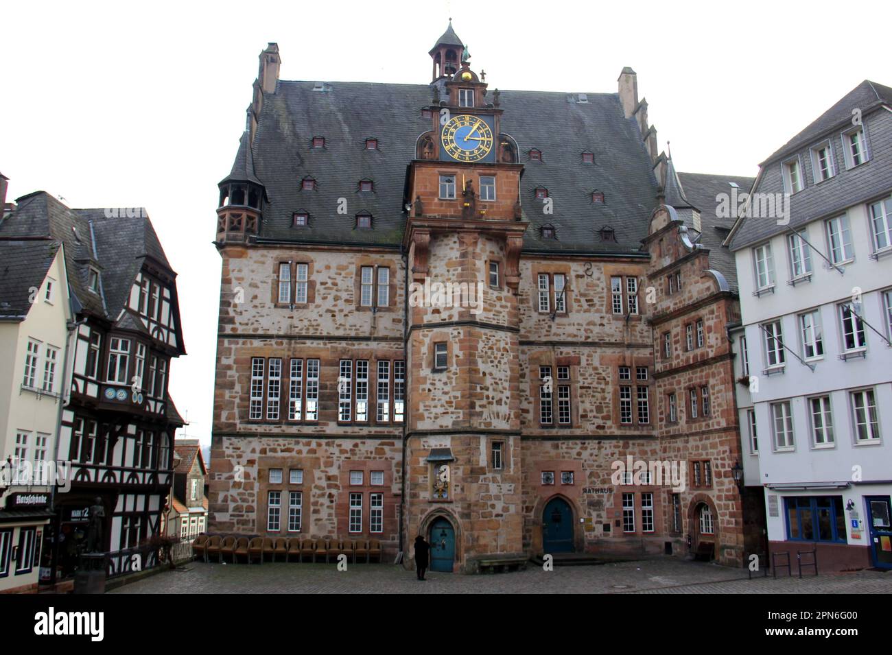 Historisches Rathausgebäude aus dem 16. Jahrhundert mit astronomischer Renaissance-Uhr am Marktplatz der Oberstadt, Oberstadtmarkt, Marburg, Deutschland Stockfoto