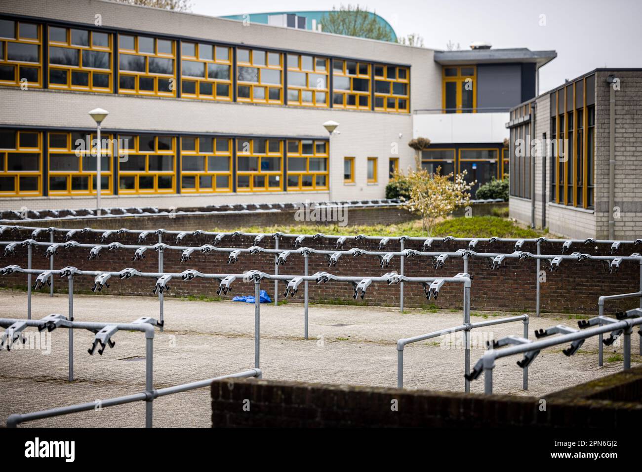 EINDHOVEN - Außenansicht des Eckart College in Eindhoven. Die Highschool ist heute geschlossen, als Vorsichtsmaßnahme aus Angst vor einem Prüfungsstunt, der außer Kontrolle zu geraten droht. Die Schulleitung ist besorgt über die Sicherheitsrisiken, die mit dem Stunt für die Schüler der Abschlussprüfung verbunden sind. ANP / Hollandse Hoogte / Rob Engelaar niederlande raus - belgien raus Stockfoto