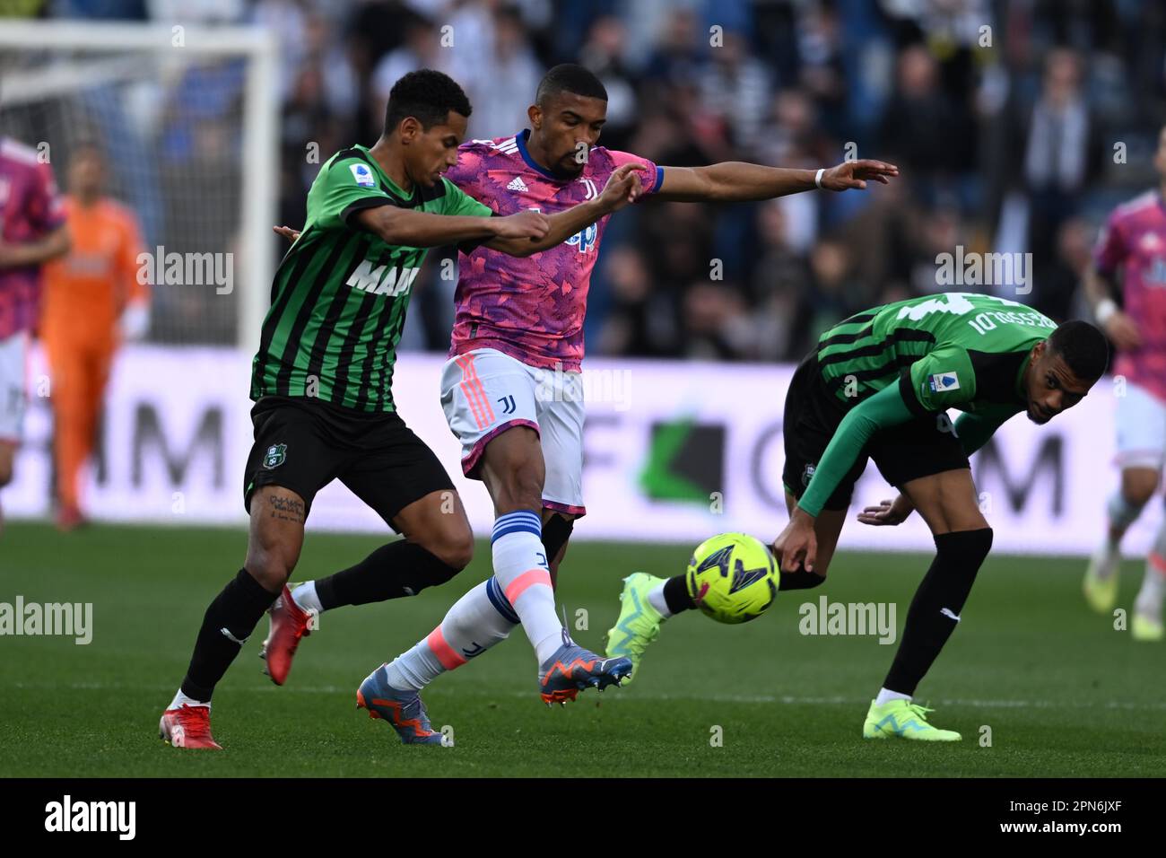 Rogerio Oliveira da Silva (Sassuolo)Danilo Luiz da Silva (Juventus)Ruan Tressoldi (Sassuolo) während des italienischen Spiels „Serie A“ zwischen Sassuolo 1-0 Juventus im Mapei-Stadion am 16. April 2023 in Reggio Emilia, Italien. Kredit: Maurizio Borsari/AFLO/Alamy Live News Stockfoto